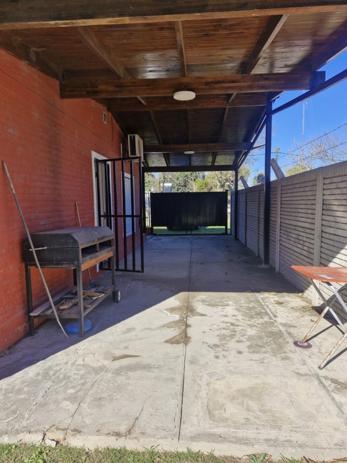 CASA CON TERRENO Y PILETA - PUEBLO ESTHER