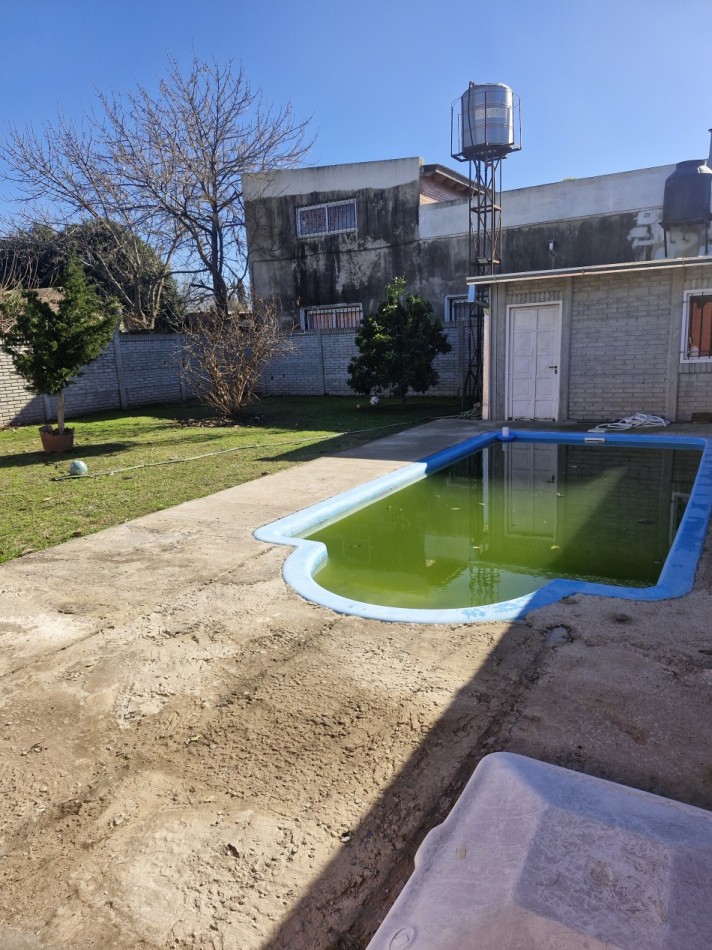 CASA CON TERRENO Y PILETA - PUEBLO ESTHER